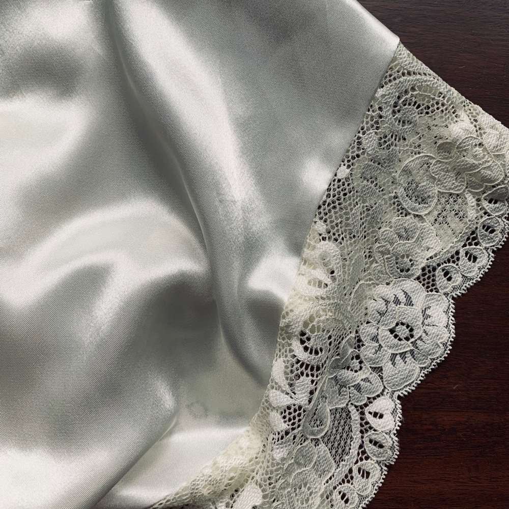 White Robe - Picture 3 of 3